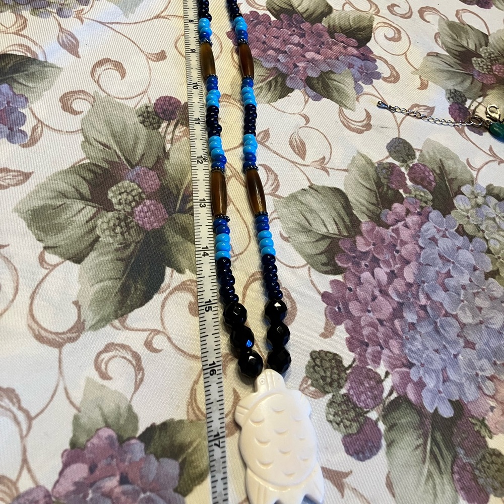 CARVED BONE TURTLE ON GLASS AND WOODEN BEAD NECKLACE - Picture 10 of 10